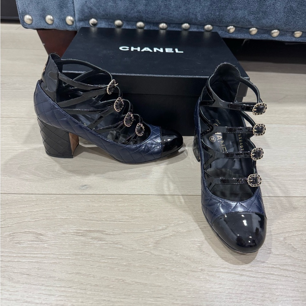 Chanel Interlocking Straps Navy/Black Quilted Pumps Size 37 - Picture 3 of 16